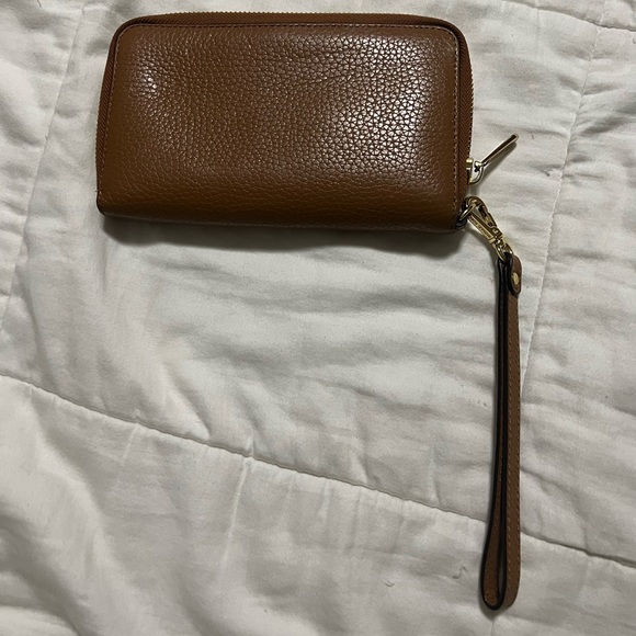 Authentic Michael Kors Wallet w/ detachable wrist band - Picture 2 of 3